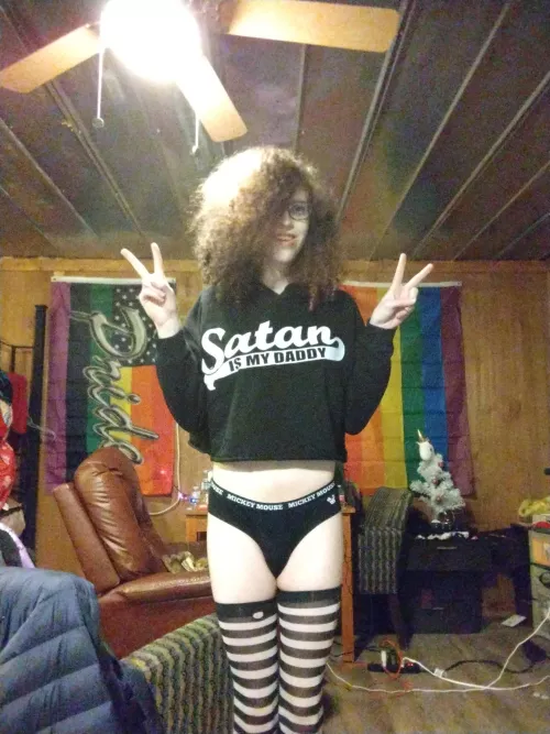 I only have my arms out so you tie or pin me to the ground and show me who's boss 🥺😈😜