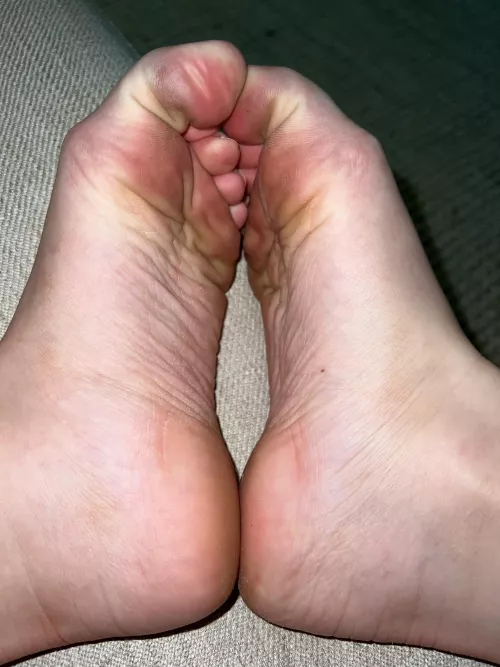 I want you to put your 🍆 in between my wrinkled feet🦶🏻👀💦
