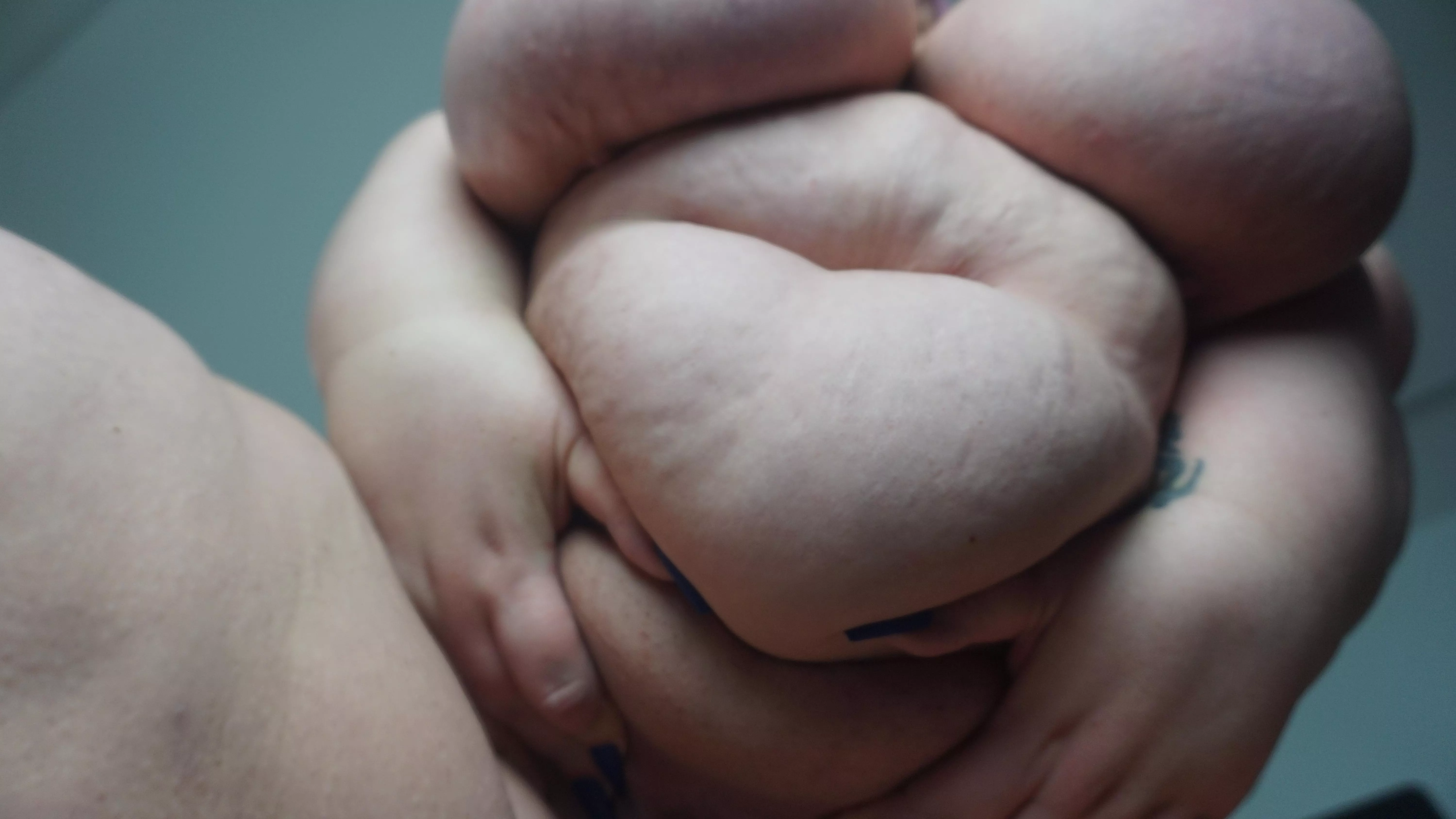 I'm still learning to handle the new camera. Please forgive me if everything is not perfect yet. I'm still trying, but maybe you like it?