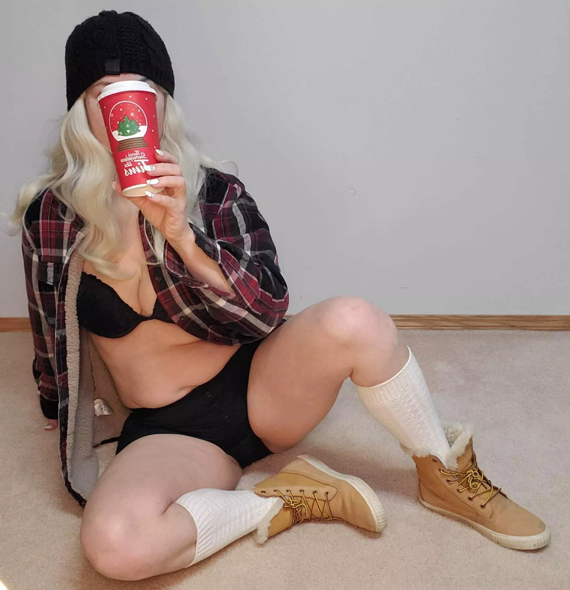 Just a lady feeling a little bored. Come play sweets 🍭