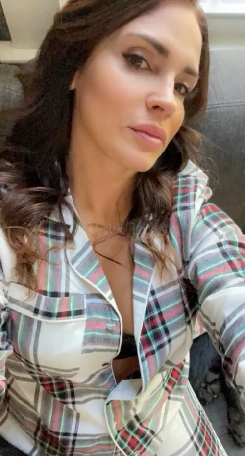 Just an innocent mom. Don’t want to do anything but cuddle. I promise. 44f