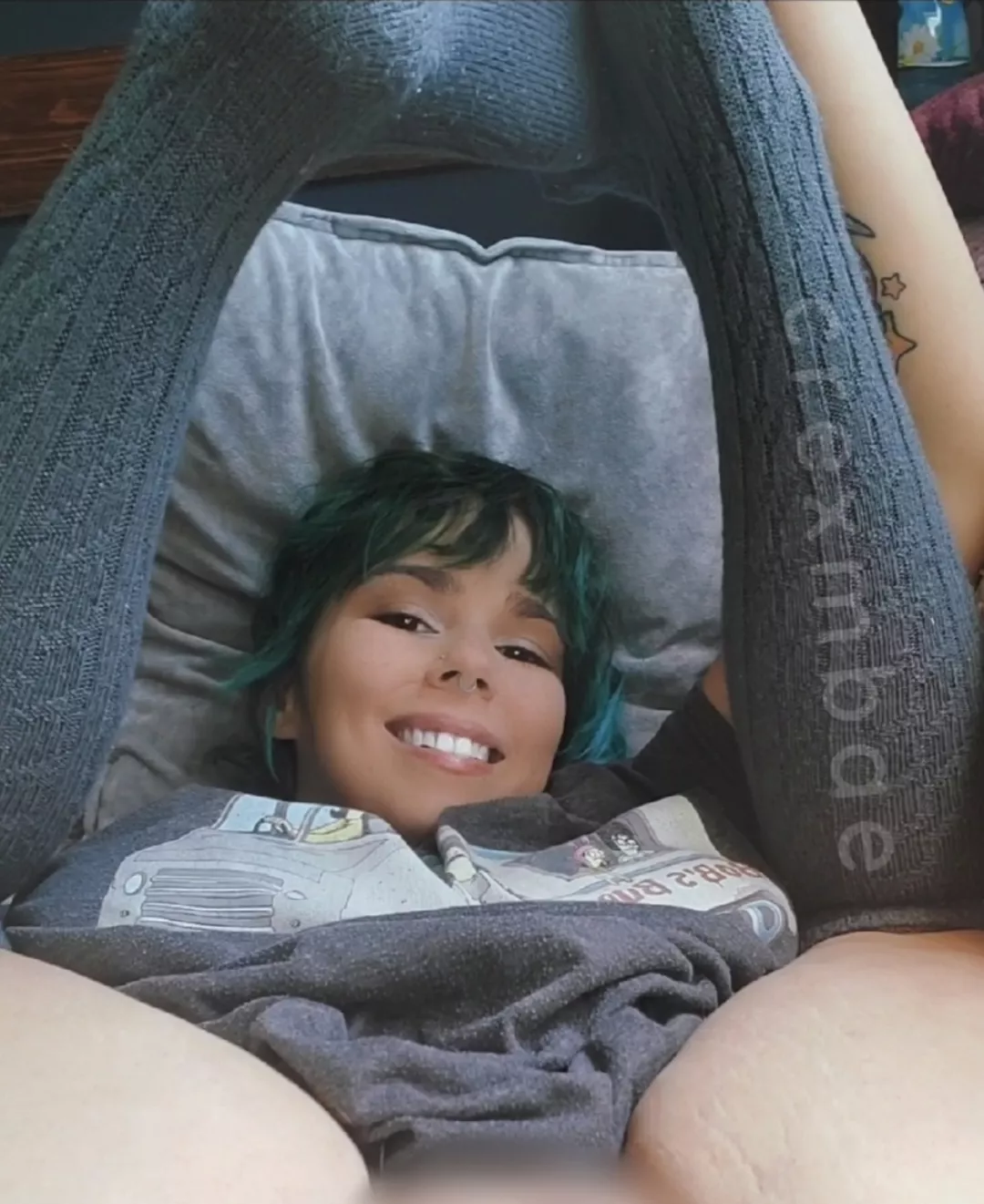 Just stretching, nothing sus here!