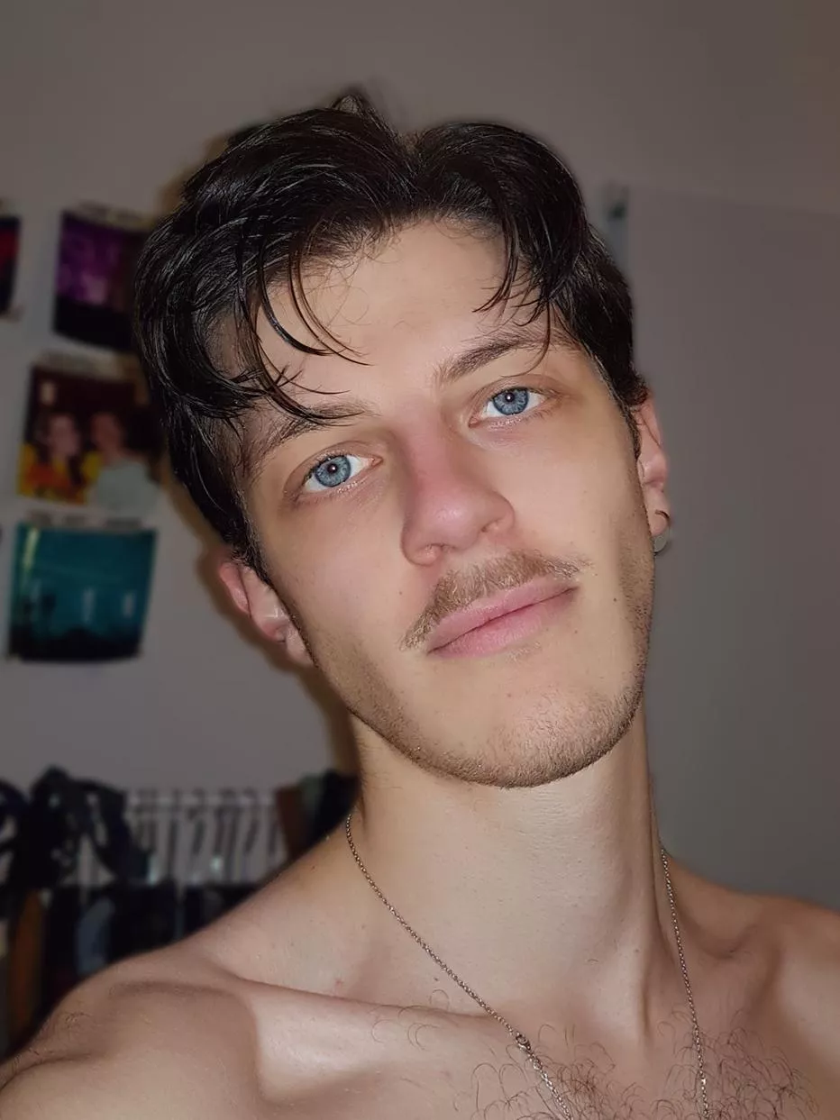 Just took a shower, now I'll feast on some pumpkin soup 🎃 what are y'alls plans for the evening?