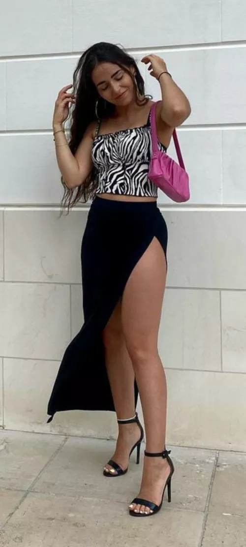 Long legs, black sandals and white toes, a killer combo