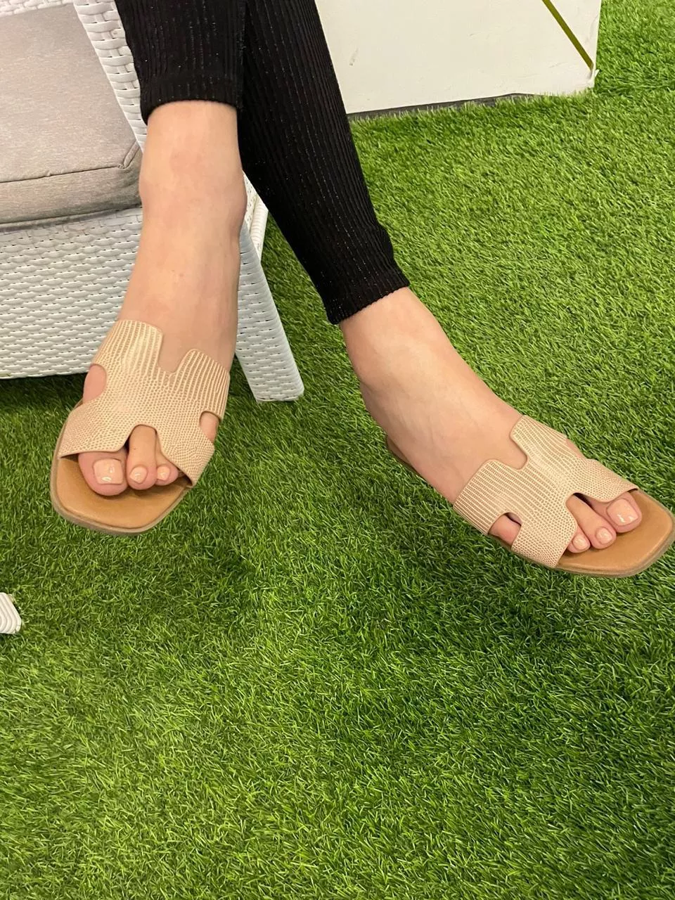 looking for someone to lick my feet while i eat and pay for the food