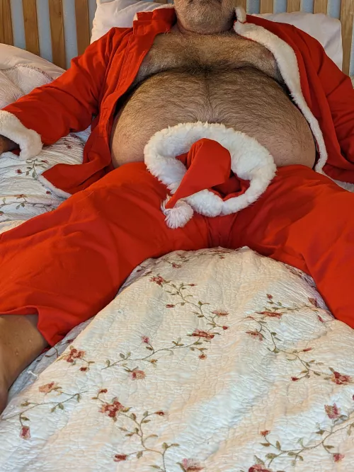 Mrs. Claus, can you come here please. I need hand.