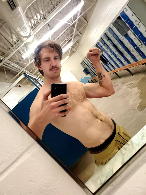 not my best selfish but I was trying to flex 😅 restarting my fitness journey