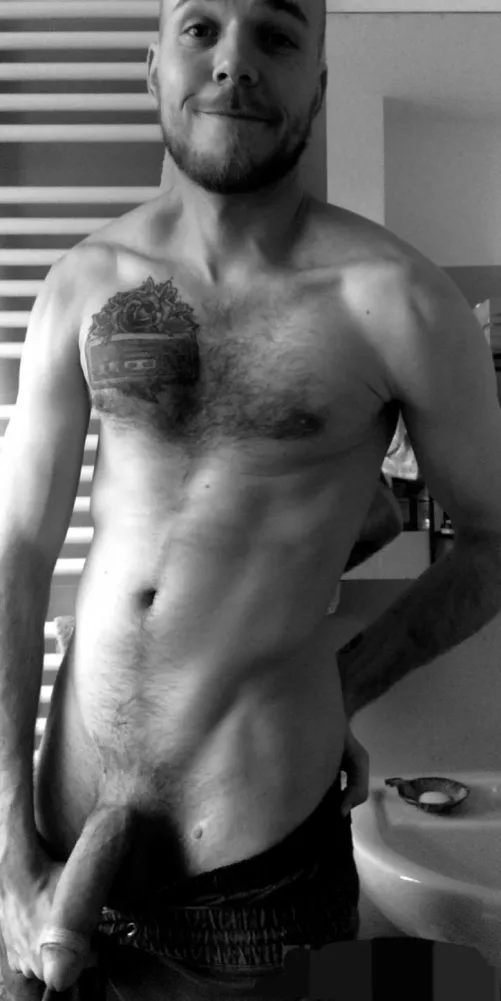 Quick pic between Workout and shower ;) anyone wann join?