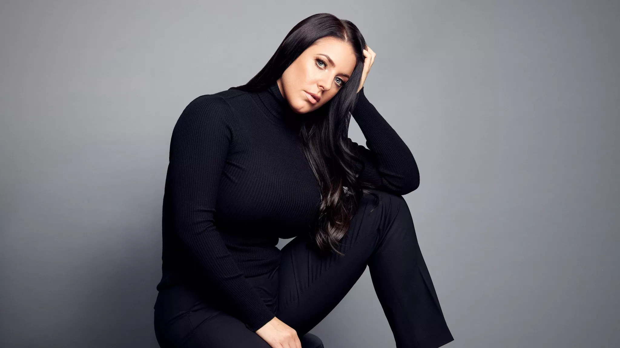 She's so fucking sexy even when fully dressed