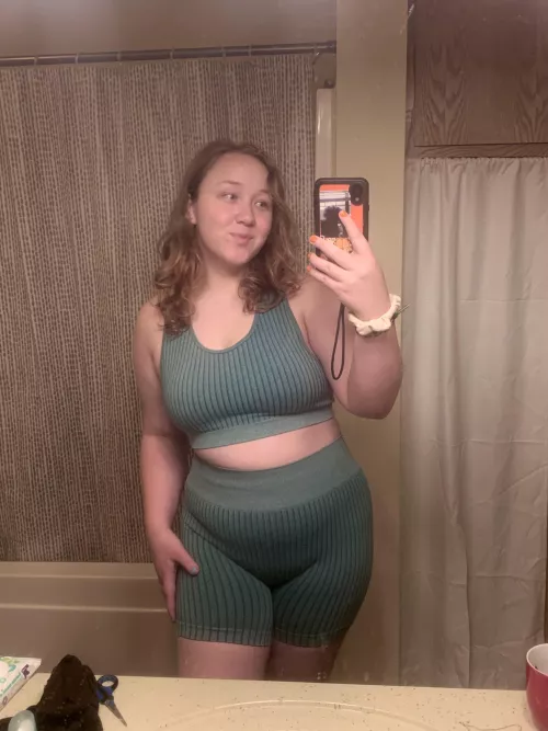 Sometimes I worry I don’t look good in athletic wear, but I wanna look cute at the gym!! I think this set is cute, though😋💗