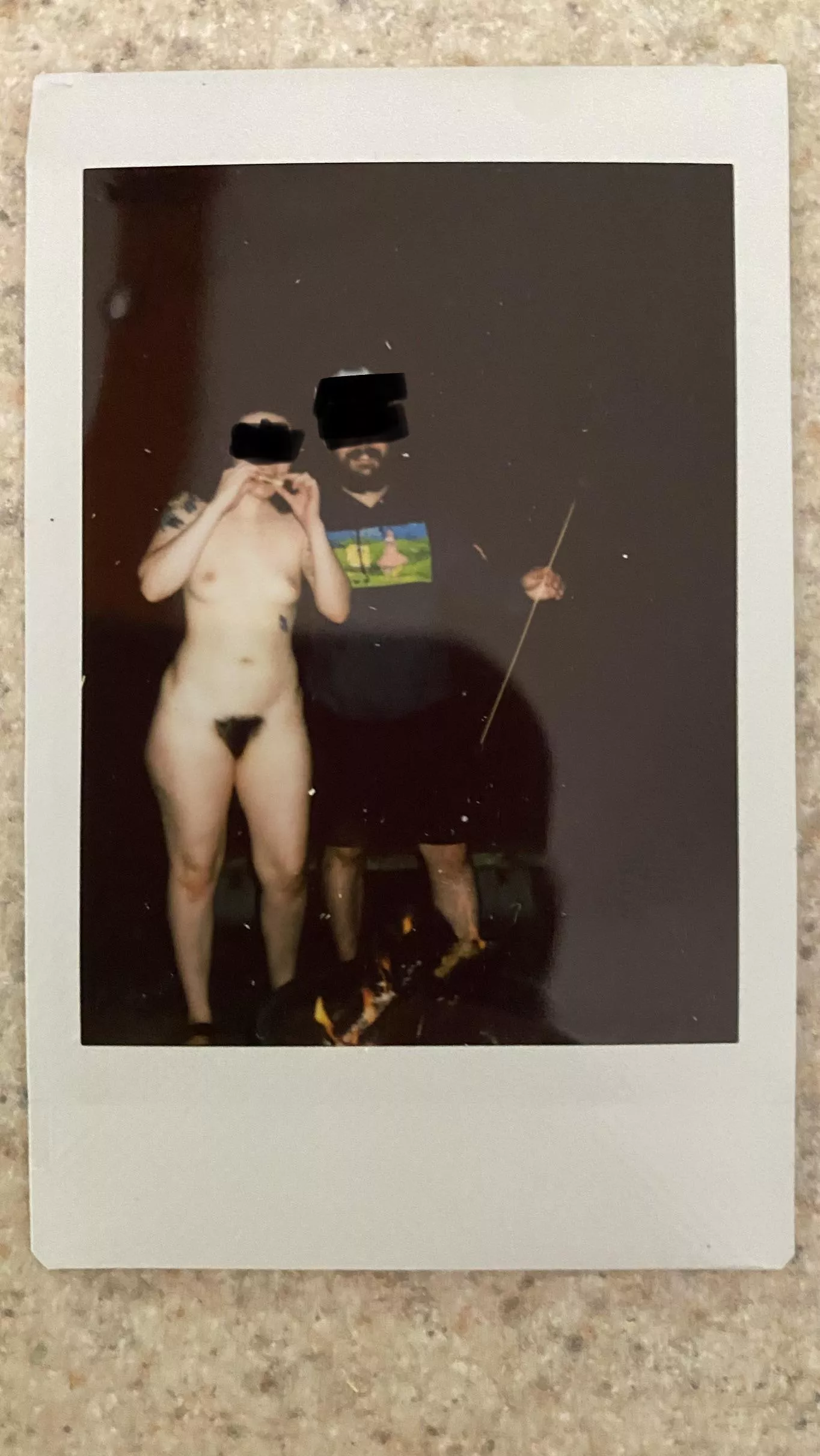 Taking pics with friends by the fire 😌