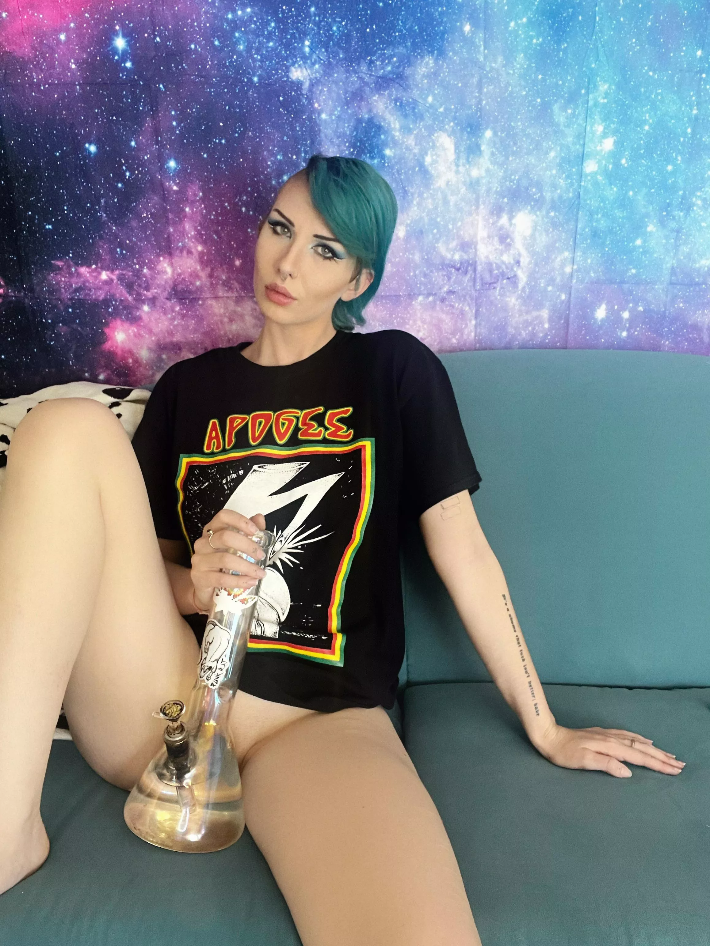 The bigger the bong the better ;3