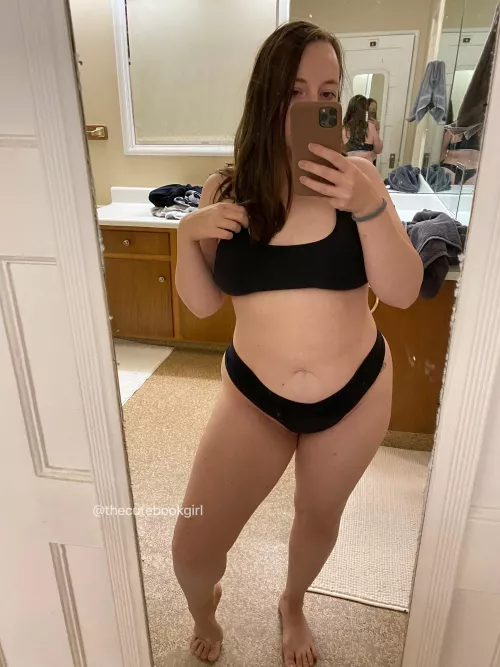 Tiny but thick…just a 4’11 curvy bookworm 🖤