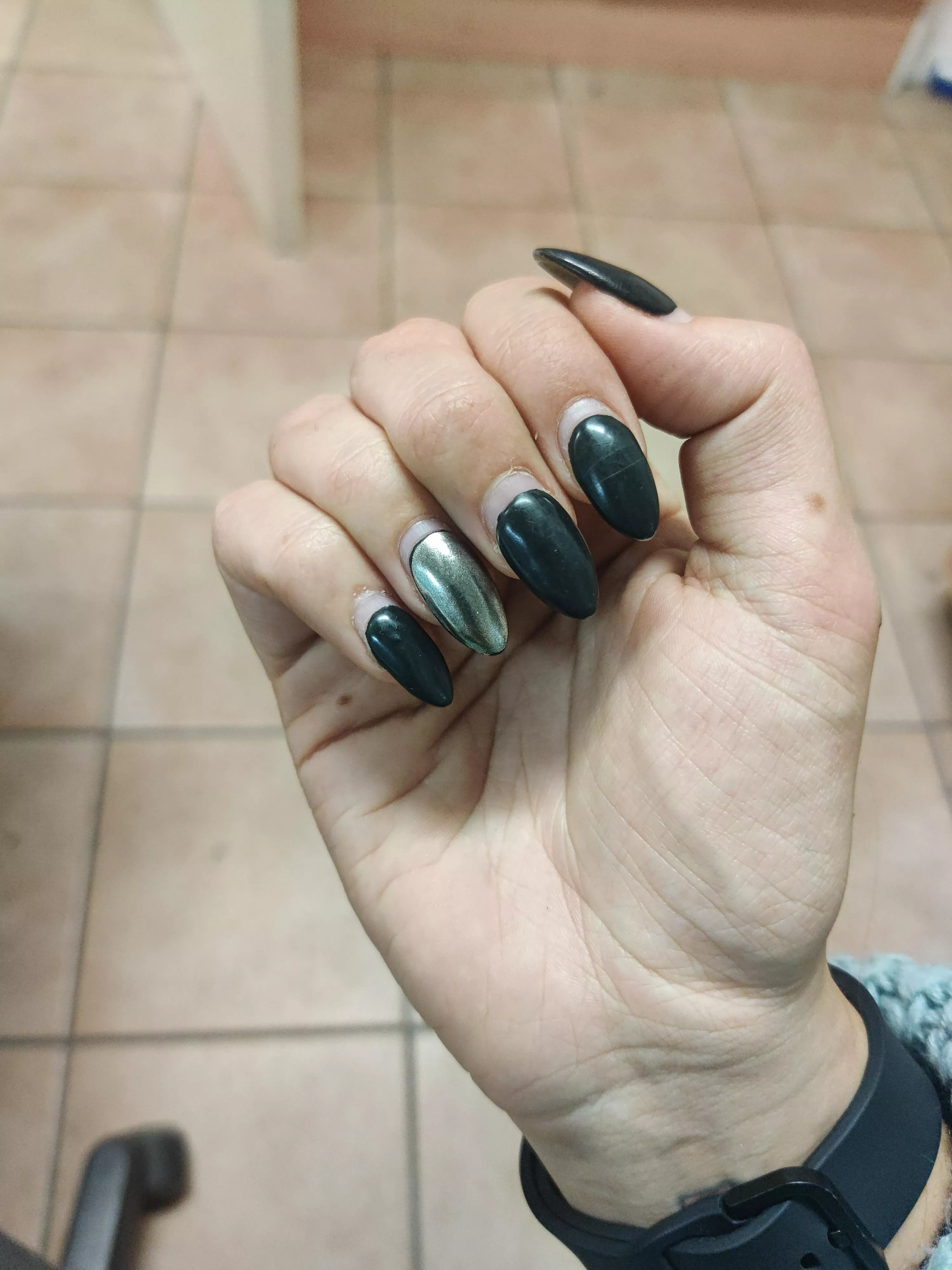 Tonight these will get replaced with fresh claws. Who wants to see those ?