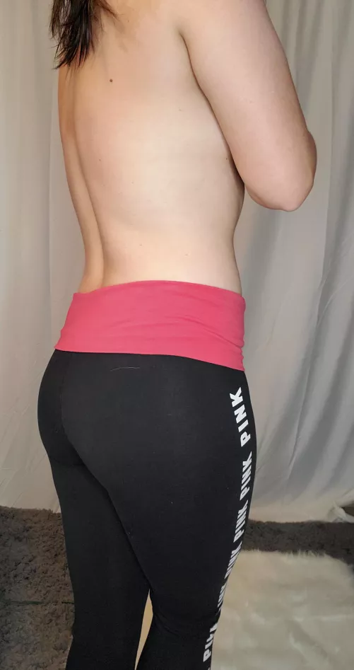 wanna rub it??😘🍑 maybe smack it too.