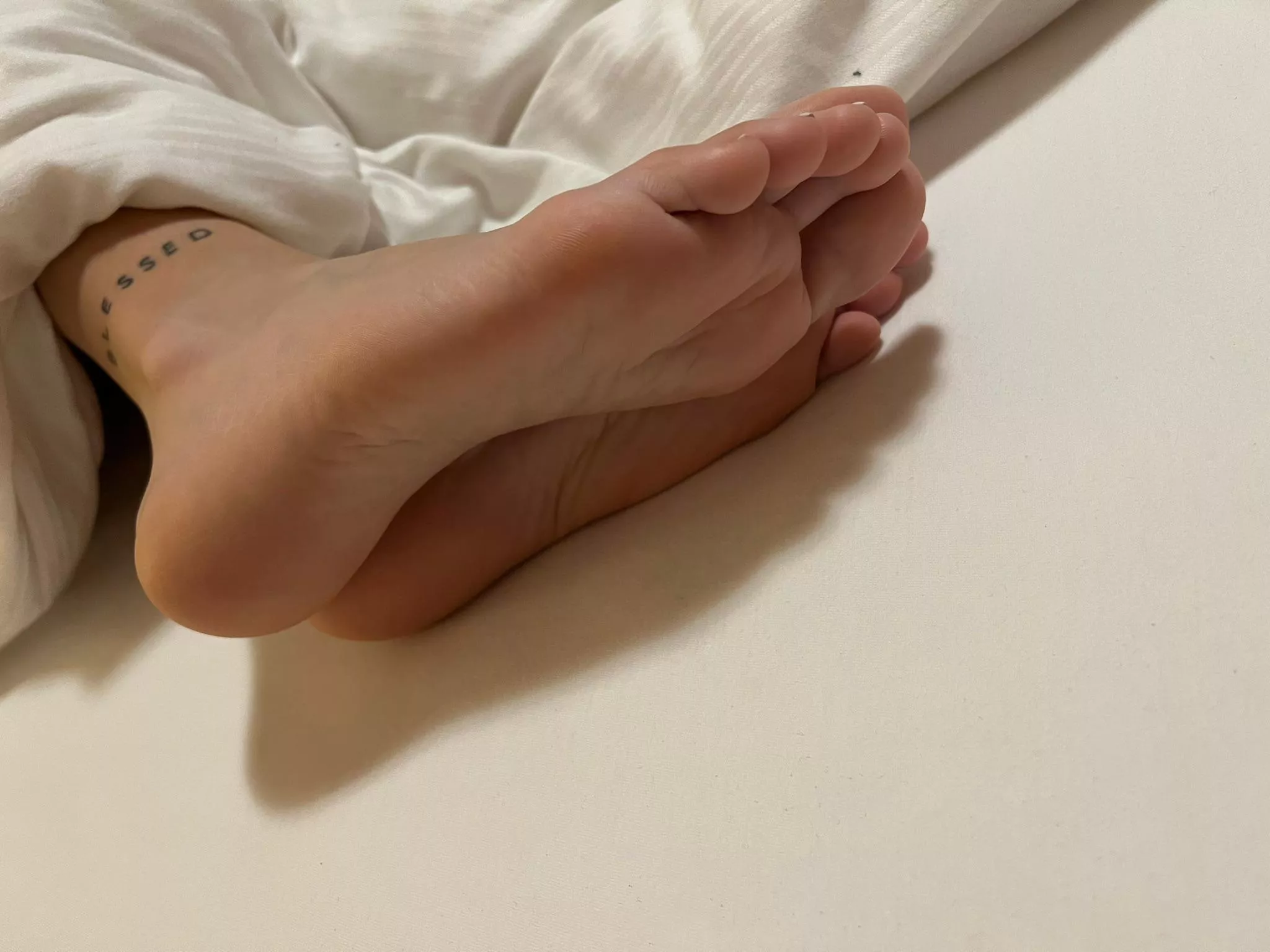 What would you do if you woke up next to these soles? 😌 Be honest!👅
