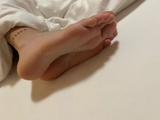 What would you do if you woke up next to these soles? 😌 Be honest!👅