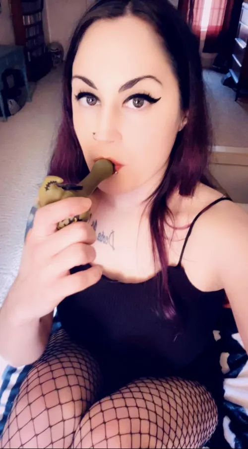 What’s hotter than a stoner girl in fishnets? 🖤