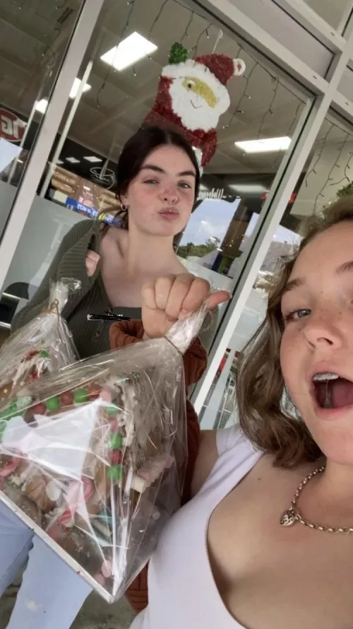 Which one do u wanna fuck?