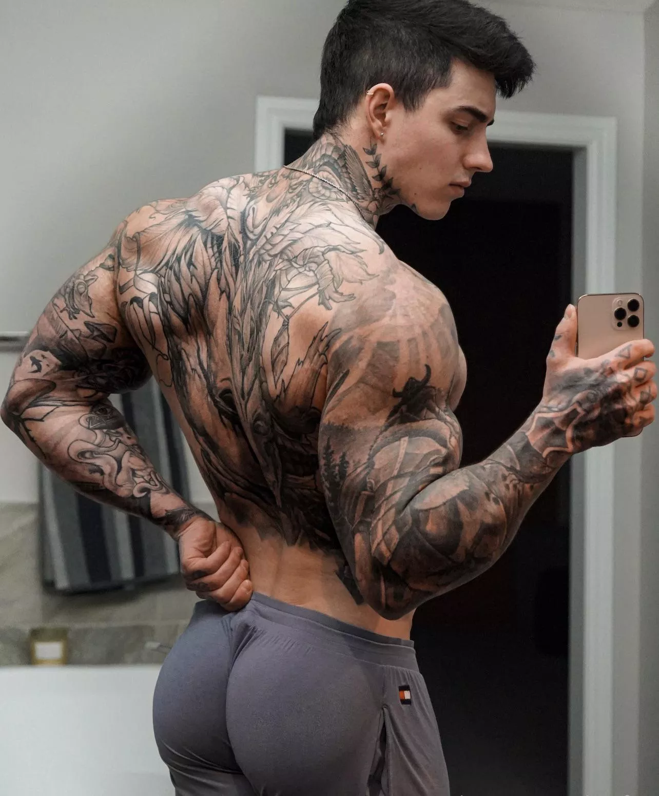 Who likes eating cakes?