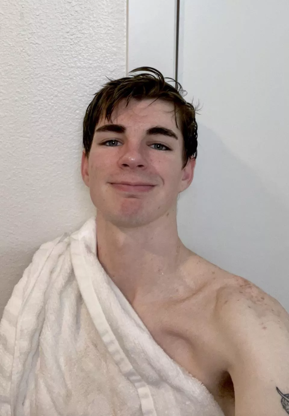 Would you let me pose naked for you while you drew me? 🤪