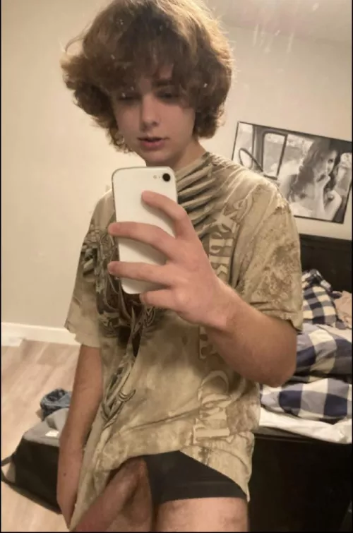 18 hmu with a pic if u wanna vid call