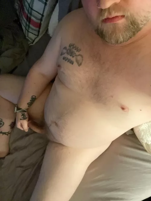 32 stocky/dad bod here. Laying in bed horny af! Snap is same as user here 😏