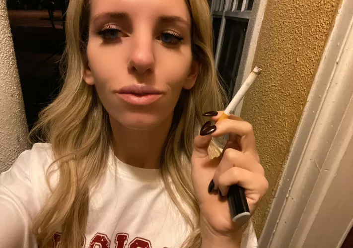 A late night smoke 💨 from last night ❤️🚬happy holidays puff on one for me !