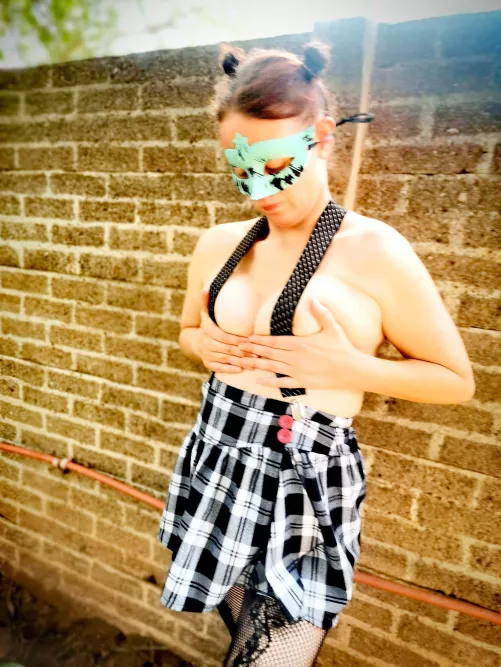 A little hand, a little suspender....