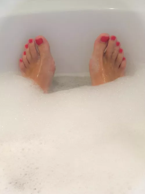 Bath time and considering what colour to wear for Christmas day. Stick ot twist?