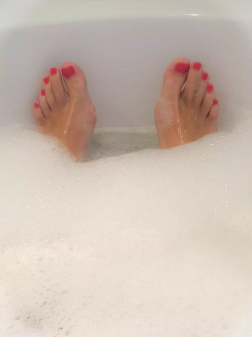 Bath time and considering what colour to wear for Christmas day. Stick ot twist?