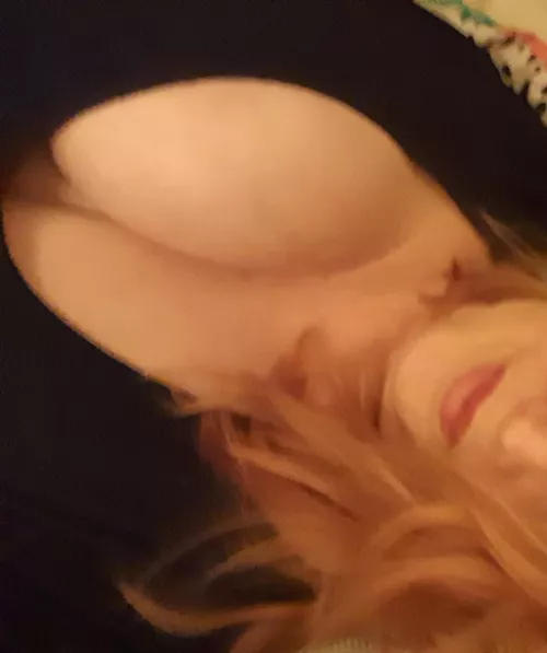 cleavage and red lips