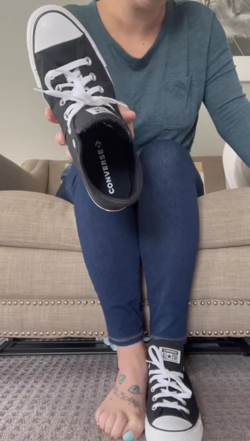 Could you resist if I told you to smell my converse? 😏