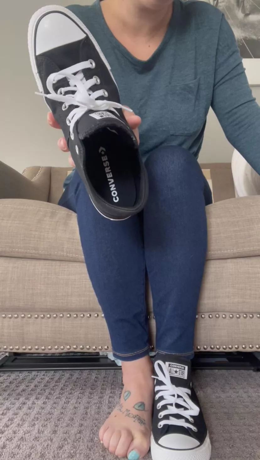 Could you resist if I told you to smell my converse? 😏