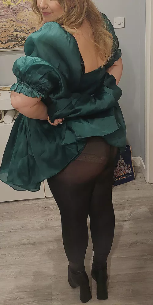 Curves so juicy it makes this dress even shorter on me 😏