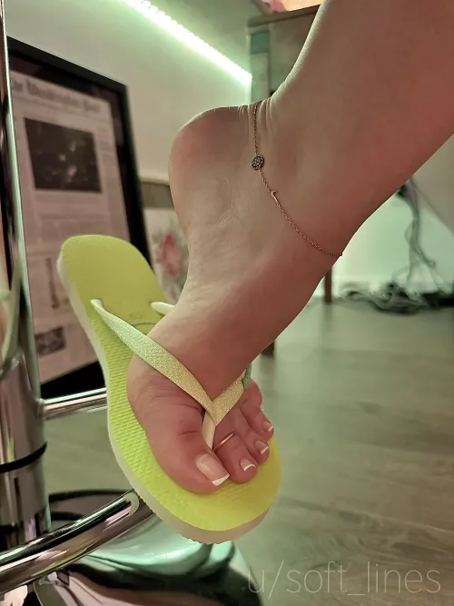 Do you like my feet in these new flip flops? 💚✨