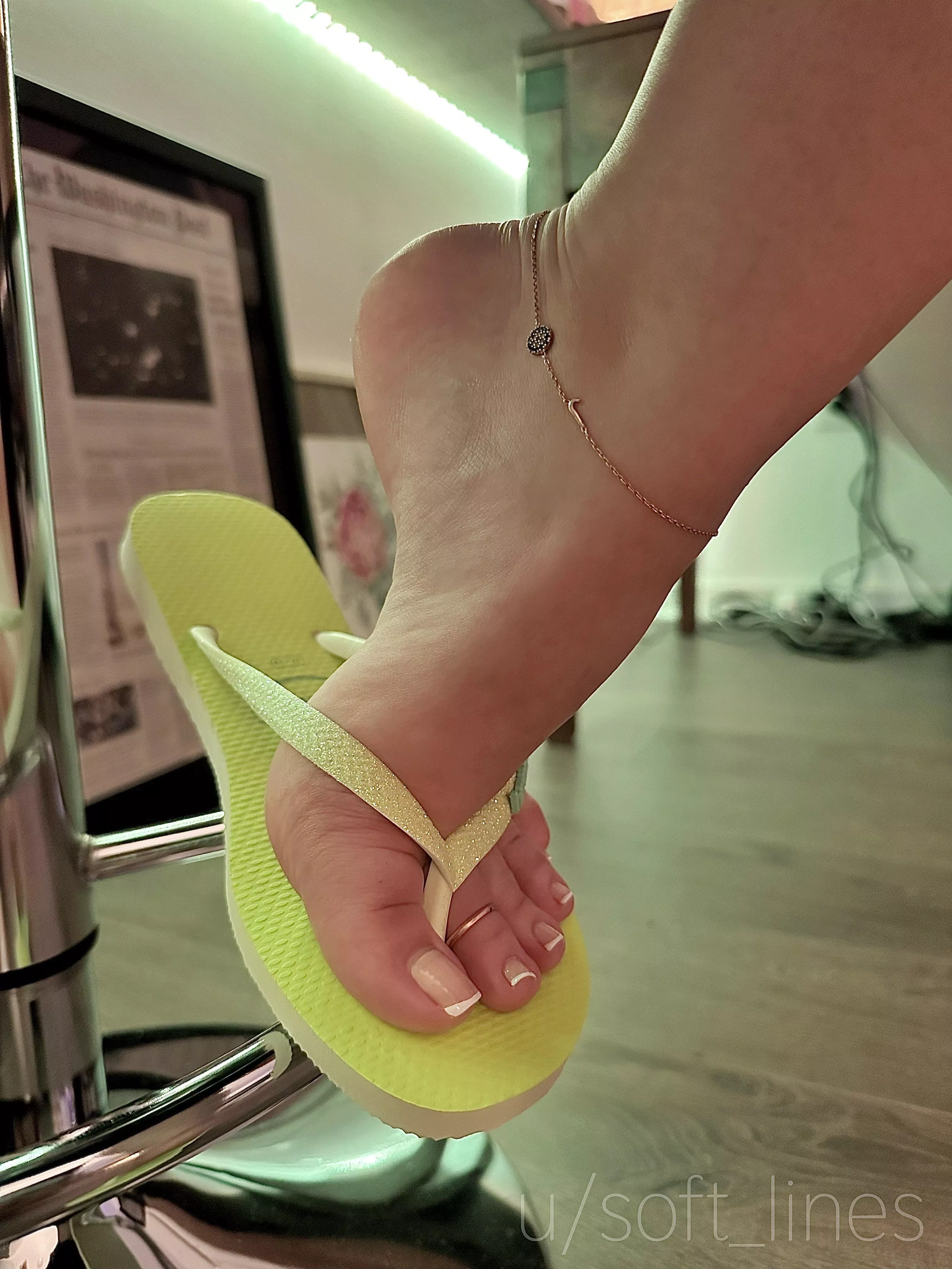 Do you like my feet in these new flip flops? 💚✨