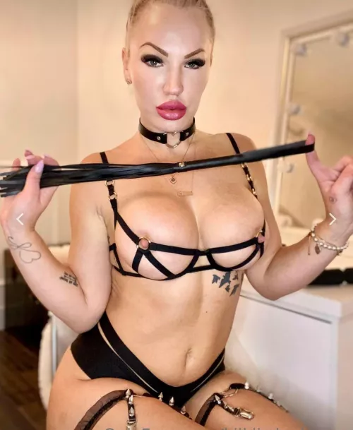 Do you wanna fuck mommy let me know baby 🥰😈