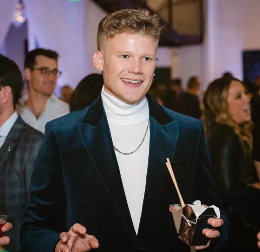 Felt dapper even with chow mein and a vodka soda in hand 😂 Happy Holidays everyone ❤️🎄