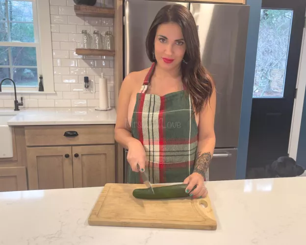 Hmm who else gets Lorena Bobbitt vibes her? Think she’s still worth the risk? 44f