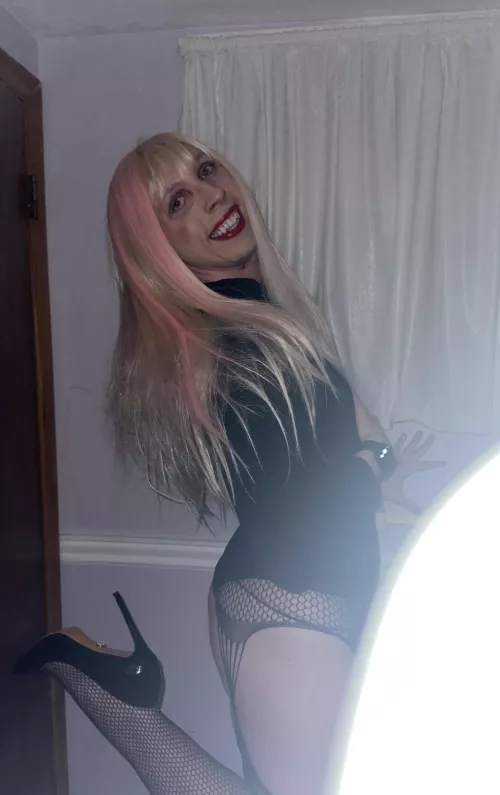 I was debating on posting my face but it’s the first time I did my makeup and I feel sexy god damn it ! Please be nice <3