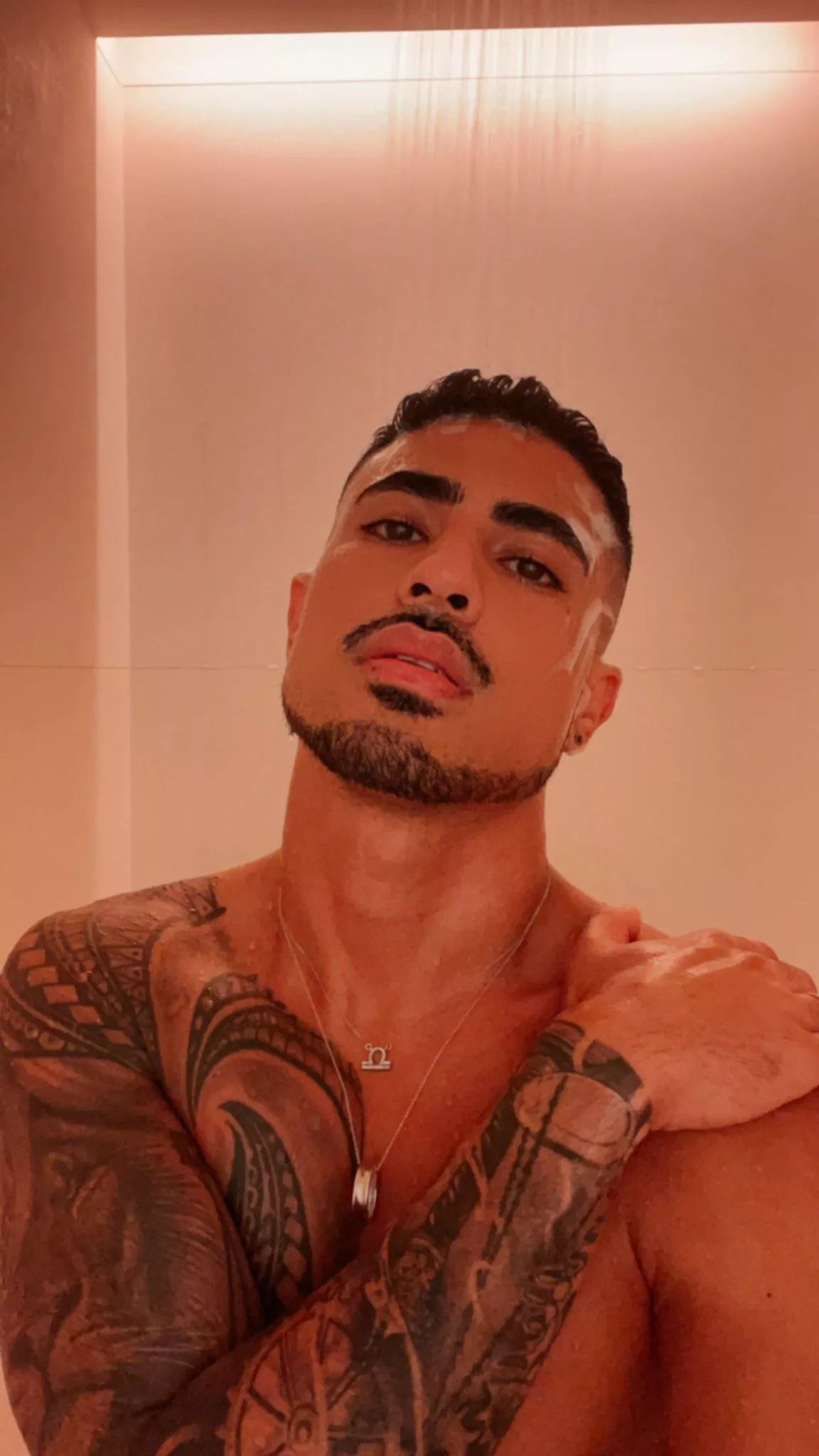 I’m versatile,…I need casual fun friends 🍆,Pm is open