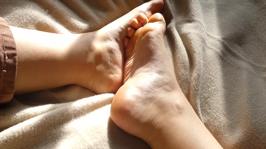 My feet are just waiting to be touched 😚