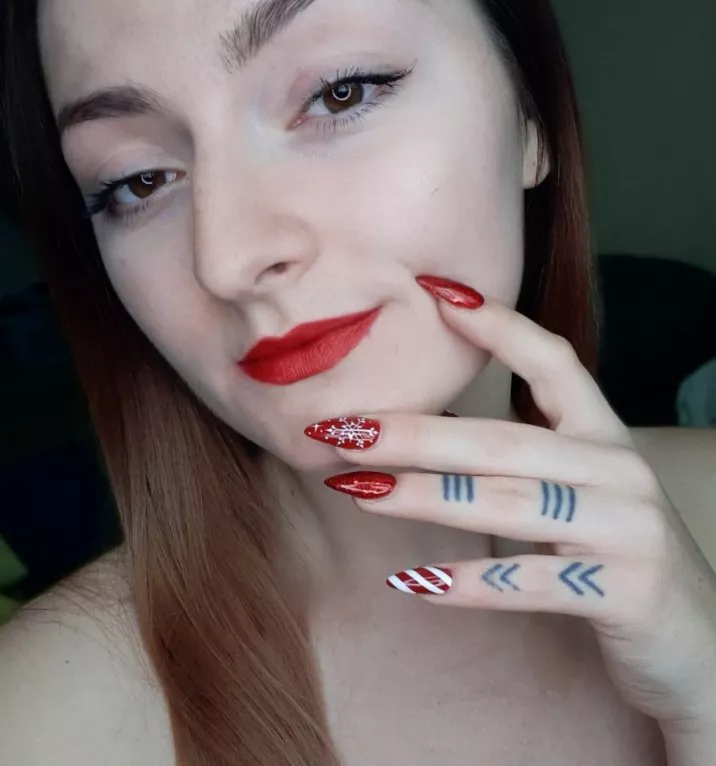 Red lips AND Red nails? Irresistible...