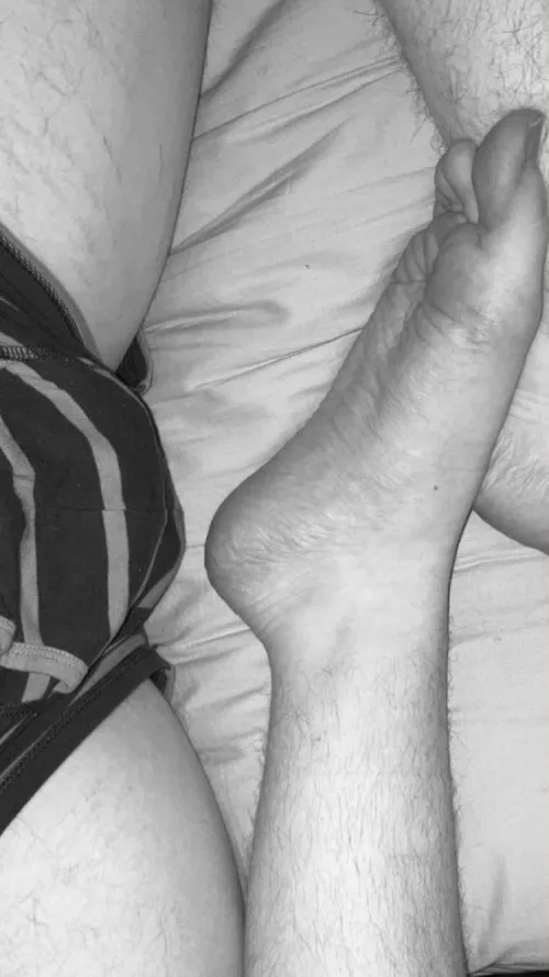 some men wanted to see my boy feet and bulge 🫣do u like them? (twink/18)