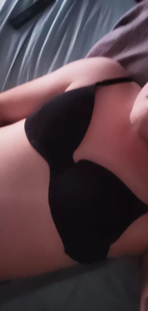 stole my cousins bra yesterday! best decision ever! I've sucked my dildo so much wearing it and pretending I'm her 🥰