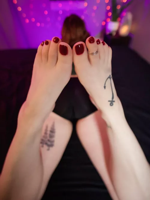 suck my toes from behind 😈