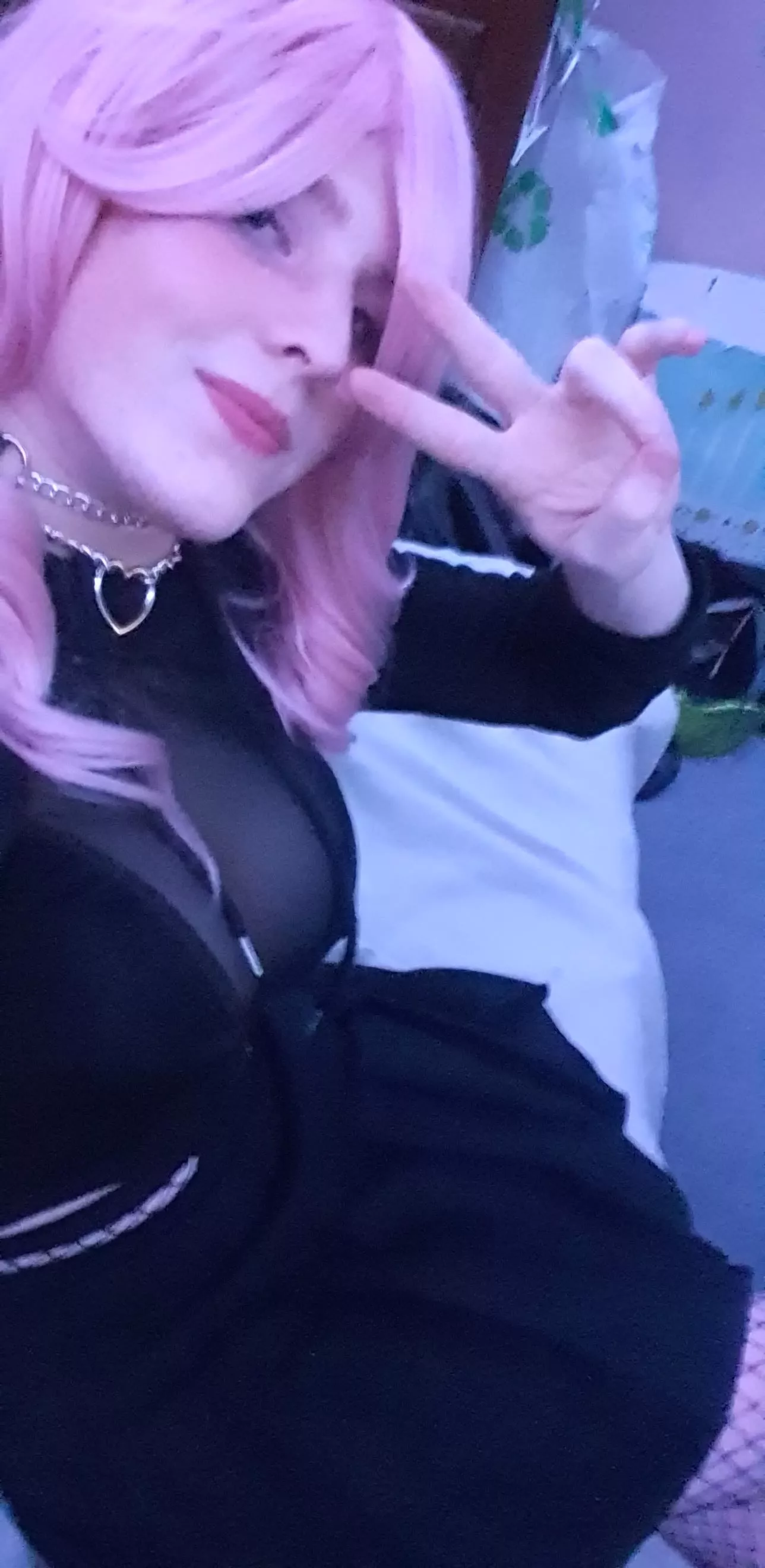 Swinging in to say hi on this fine day 😘 My laps free for the taking