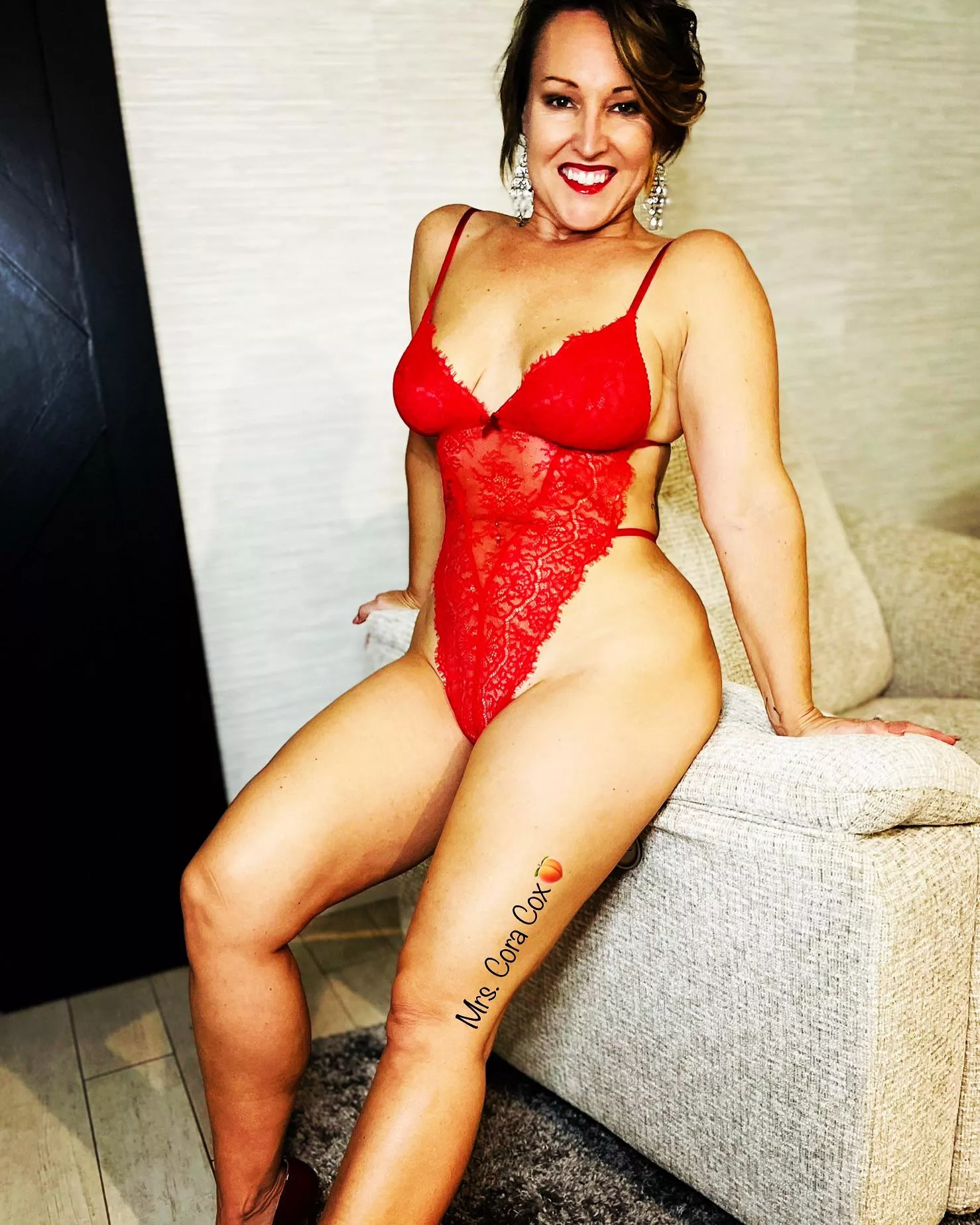 The perfect red lingerie for the holiday season 🤶