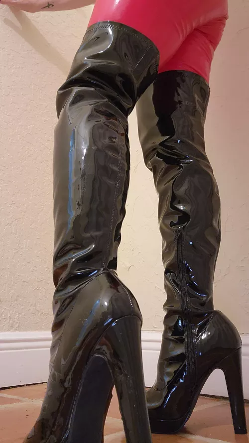 They go so well with my red shiny pants ❤️🙌